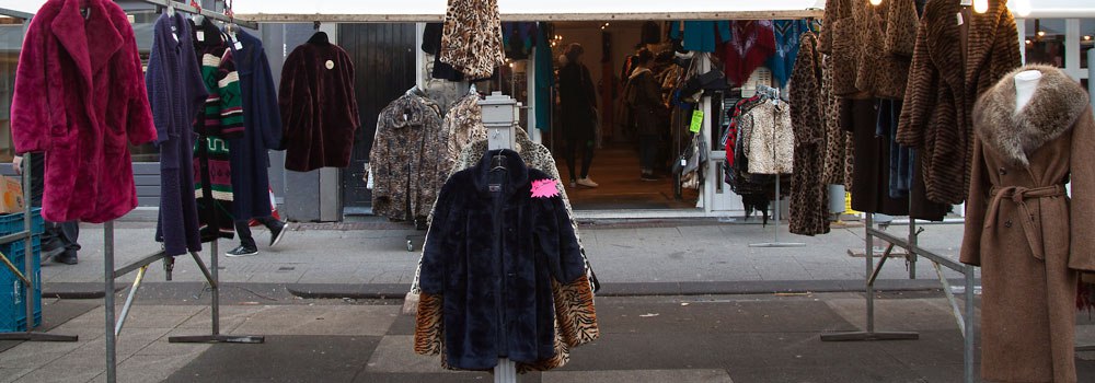 Immagine di un banco di abiti vintage che è possibile trovare al mercatino delle pulci a roma.